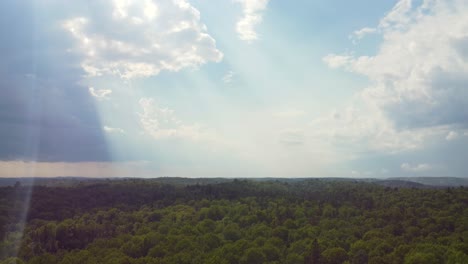 Lichtstrahlen-Dringen-In-Himmlischer-Form-Durch-Wolken,-Schatten-Werden-über-Laubwälder-In-Der-Muskoka-Simcoe-Region-Geworfen