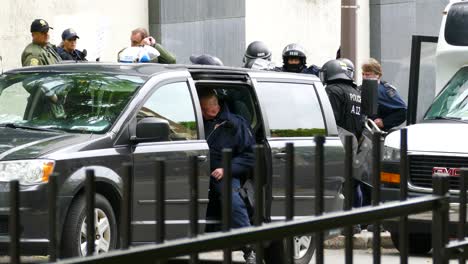 Oficial-De-Policía-Entrando-En-Una-Minivan-Mientras-Se-Reúne-Una-Gran-Presencia-Policial-Durante-Las-Protestas-Del-G7,-La-Ciudad-De-Québec,-Canadá