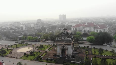 Orbitaufnahme-Des-Patuxay-Kriegerdenkmals-In-Vientiane-Bei-Sonnenaufgang,-Luftaufnahme