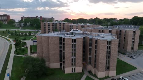 Studentenwohnheime-Auf-Dem-Campus-Der-Universität-Von-Kansas-Bei-Sonnenuntergang