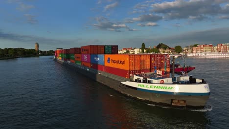 Unter-Wunderschönem-Blauen-Himmel-Segelt-Das-Frachtschiff-The-Millenium-Aus-Der-Luft-An-Dordrecht-Vorbei