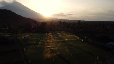 Majestätischer-Luftwagen-Auf-Dem-Berg-Agung-Bei-Farbenprächtigem-Sonnenaufgang-über-Amed,-Ost-Java