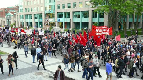 Demonstranten-Marschierten-Friedlich-An-Regierungsgebäuden-Vorbei-Und-Trugen-Transparente-Gegen-Den-G7-Gipfel