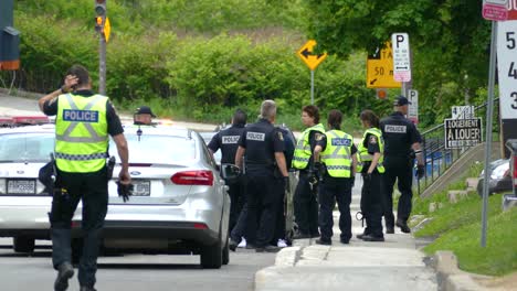 Oficiales-De-Policía-Canadienses-Se-Reunieron-Alrededor-De-Vehículos-Durante-La-Cumbre-Del-G7-2018.