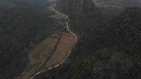 Motorrad-Steht-Auf-Dem-Aussichtspunkt-In-Vang-Vieng,-Laos,-Luftaufnahme
