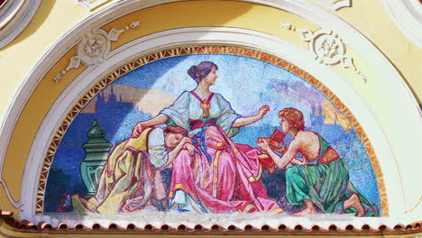 Mosaico-De-Luneta-En-La-Fachada-Amarilla-Decorada-Del-Edificio-En-Praga