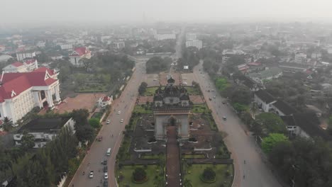 Weite-Luftaufnahme-Des-Berühmten-Siegestors-Von-Patuxay-In-Vientiane,-Laos-Bei-Sonnenaufgang