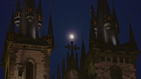 Luna-Llena-Brillando-Entre-La-Iglesia-De-Nuestra-Señora-De-Praga-Antes-De-Las-Agujas-De-Tyn