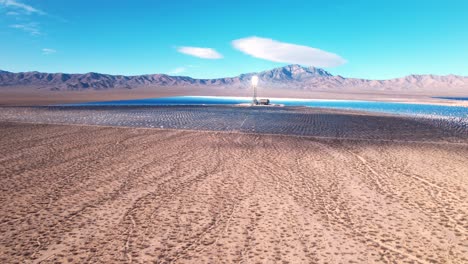 Ein-Solarpark-In-Der-Mojave-Wüste-Sieht-Aus-Wie-Eine-Fata-Morgana-–-Blaue-Feldantenne-Mit-Solarpanel