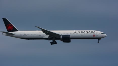 Air-Canada-aircraft-descending-with-landing-gear-on