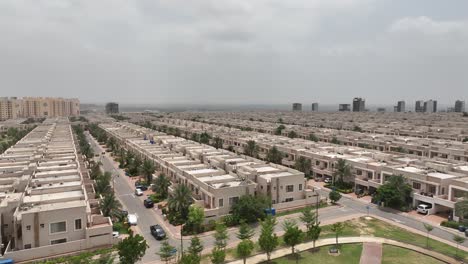 Ciudad-De-Bahria-Recién-Construida-Bajo-Un-Cielo-Gris-Debido-Al-Cambio-Climático,-Zona-Residencial-Vacía,-Karachi,-Pakistán