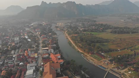 Wide-shot-of-vang-vieng-Laos-with-morning-light,-aerial