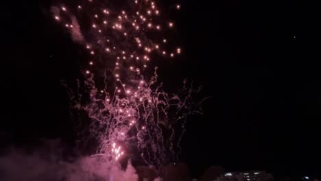 Colorido-Festival-De-Fuegos-Artificiales-De-Diwali-En-El-Cielo-Por-La-Noche