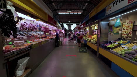 Eine-Sanfte-Aufnahme-Von-Menschen,-Die-Auf-Einem-Marktplatz-Eine-Auswahl-An-Obst-Und-Gemüse-Mit-Fleisch-Kaufen