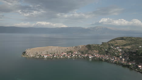 Drohnenschuss-Fliegt-An-Einem-Bewölkten-Tag-In-Der-Nähe-Des-Meeres-Um-Die-Stadt-Lin-Albanien-Mit-Blick-Auf-Die-Berge-Von-Mazedonien