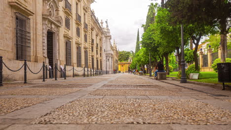 Universität-Sevilla,-Spanien---Zeitraffer-Des-Gehwegs-Entlang-Der-Historischen-Fassade