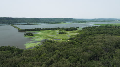 Stunning-wetlands-and-thick-forest-of-the-Trempealeau-National-Wildlife-Refuge