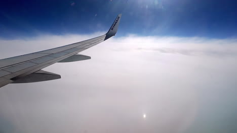 Luftaufnahme:-Flugzeugflügel-über-Dichten-Wolken