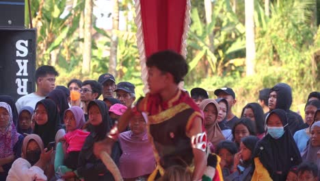 Traditional-dancers-of-Indonesia-showing-performances-for-crowd