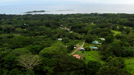 Toma-De-Drone-Del-Bosque-Hacia-El-Mar-En-Cabuya-Costa-Rica.