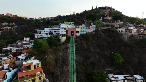 Aerial-view-toward-the-Guanajuato-Funicular-lift-to-the-El-Pipila-Statue,-sunset-in-Mexico