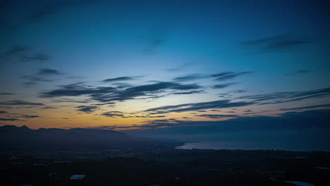 Bunter-Zeitraffer-Sonnenaufgang-Durch-Die-Wolken-Von-Malaga