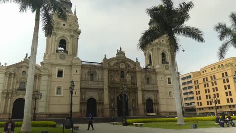 Die-Basilika-Der-Metropolitankathedrale-Von-Lima-Ist-Ein-Katholisches-Gebäude-Auf-Dem-Hauptplatz-Der-Stadt,-Der-Plaza-Mayor,-In-Lima,-Peru