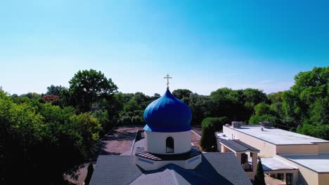 Kreuz-Auf-Der-Spitze-Der-Kirche-Luftaufnahme-Der-Heiligen-Jungfrau-Zum-Schutz-Der-Russisch-orthodoxen-Kathedrale-Aus-Des-Plaines,-Illinois,-USA