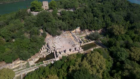 Das-Antike-Amphitheater-Von-Butrint:-Ein-Blick-In-Die-Vergangenheit-Des-Römischen-Reiches-–-Erkundung-Eines-Archäologischen-Juwels,-Das-Neugierige-Touristen-Unbedingt-Gesehen-Haben-Müssen