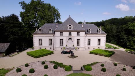 Eine-Drohne-Rückt-In-Richtung-Des-Château-De-Limatge-Vor,-Vorbei-Am-Französischen-Garten-Und-Dem-Schieferdach