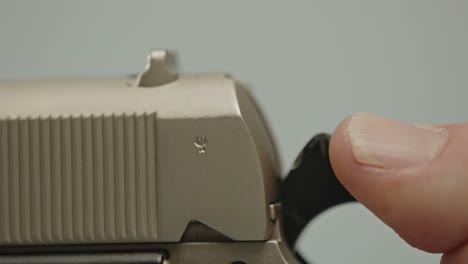Finger-pulling-back-hammer-of-pistol