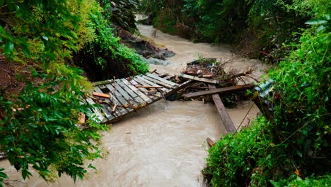 Un-Arroyo-Inundado-Sumergió-Un-Coche