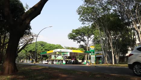 La-Petrolera-Estatal-Brasileña-Petrobras-Suministra-Combustible-A-Gasolineras,-Brasilia