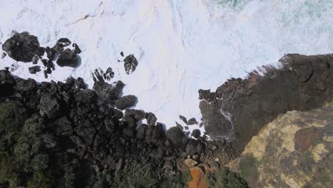 Felsiges-Meeresufer-Mit-Schaumigen-Wellen,-Luftaufnahme-Von-Oben-Nach-Unten
