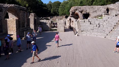 Touristen-Erkunden-Die-Antike-Amphitheaterbühne-In-Der-Stadt-Butrint:-Ein-Einblick-In-Die-Architektur-Der-Römerzeit-Und-Die-Archivierten-Steinmauern