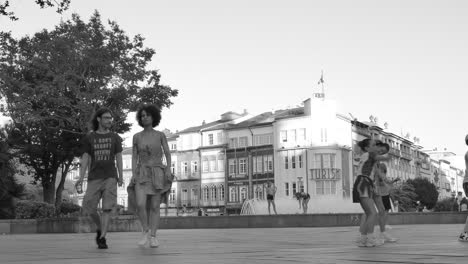 Vintage-Aufnahme-Von-Menschen,-Die-Auf-Dem-Platz-Der-Republik-In-Braga,-Portugal,-Spazieren-Gehen