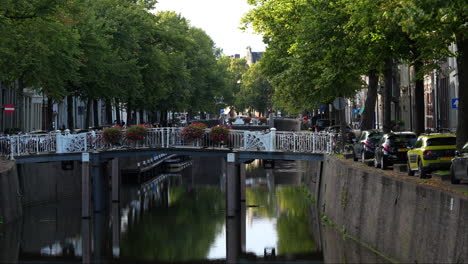 Vista-De-Uiterste-Brug-Sobre-El-Canal-Del-Río-En-Westhaven-En-Gouda,-Holanda-Del-Sur,-Países-Bajos