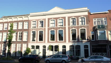 Typische-Fassaden-Alter-Häuser-Am-Turfmarkt-Kanal-In-Gouda,-Südholland,-Niederlande