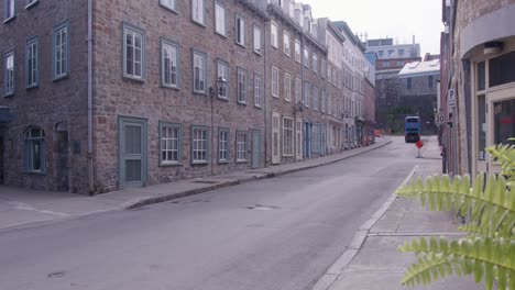 Weitwinkelschwenk-Links-Einer-Straße-In-Quebec-City,-Kanada