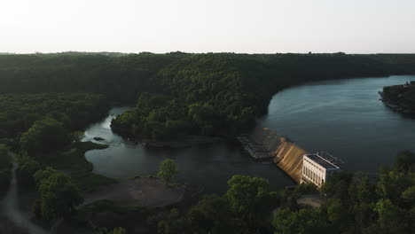 Städtisches-Wasserkraftwerk-Der-Stadt-Rochester-Im-Fluss-Zumbro-Bei-Sonnenuntergang-In-Minnesota,-Vereinigte-Staaten