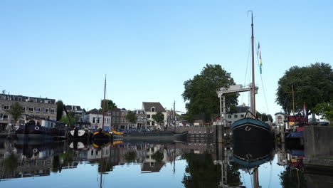 Historische-Boote-Am-Alten-Hafen-Mit-Mallegatsluis-Brücke-Im-Stadtzentrum-Von-Gouda-In-Südholland,-Niederlande