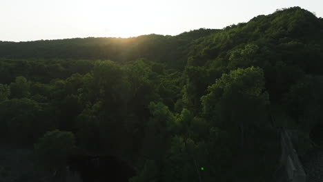 Frühmorgendliches-Sonnenlicht-Erleuchtet-Wälder-Und-Den-Zumbro-See-Staudamm-In-Minnesota,-Vereinigte-Staaten