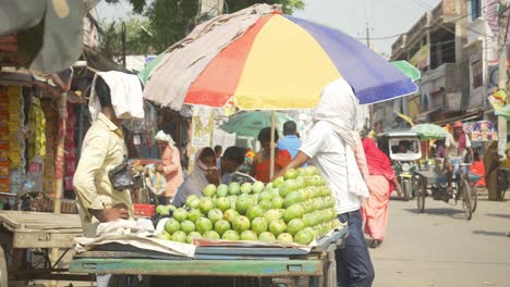 Indische-Obstverkäufer-Auf-Der-Straße-Bedeckten-Ihr-Gesicht-An-Einem-Heißen-Sommernachmittag,-Einer-Hitzewelle