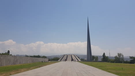 Complejo-Conmemorativo-Del-Genocidio-Armenio-De-Tsitsernakaberd-En-Ereván,-Armenia,-Vista-Amplia-En-Un-Día-Soleado-De-Verano