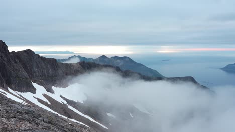 Nubes-Sobre-El-Pico-Más-Alto-De-La-Montaña-De-Kvaenan-En-Las-Islas-Senja,-Noruega