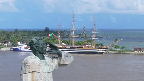 Statue-of-Antonio-de-Montesinos-and-The-Amerigo-Vespucci,-port-of-Santo-Domingo