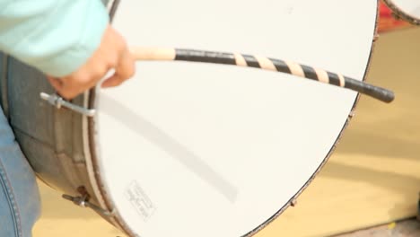Nahaufnahme-Der-Hände-Eines-Indischen-Perkussionisten,-Der-Typische-Trommel-Spielt