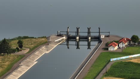 Canal-Embalse-Puertas-Lago-oriente-Francia-Vista-Aérea-Mesnil-saint-pere