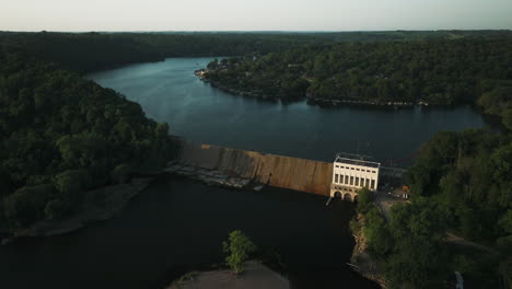 Vista-Aérea-De-La-Instalación-Hidroeléctrica-En-El-Río-Zumbro-En-El-Municipio-De-Rochester,-Minnesota,-Estados-Unidos.