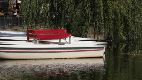 Barcos-Atracados-En-El-Río-Flotando-En-Las-Tranquilas-Aguas-Cerca-Del-Antiguo-Puente-Nahe-En-Bad-Kreuznach,-Alemania